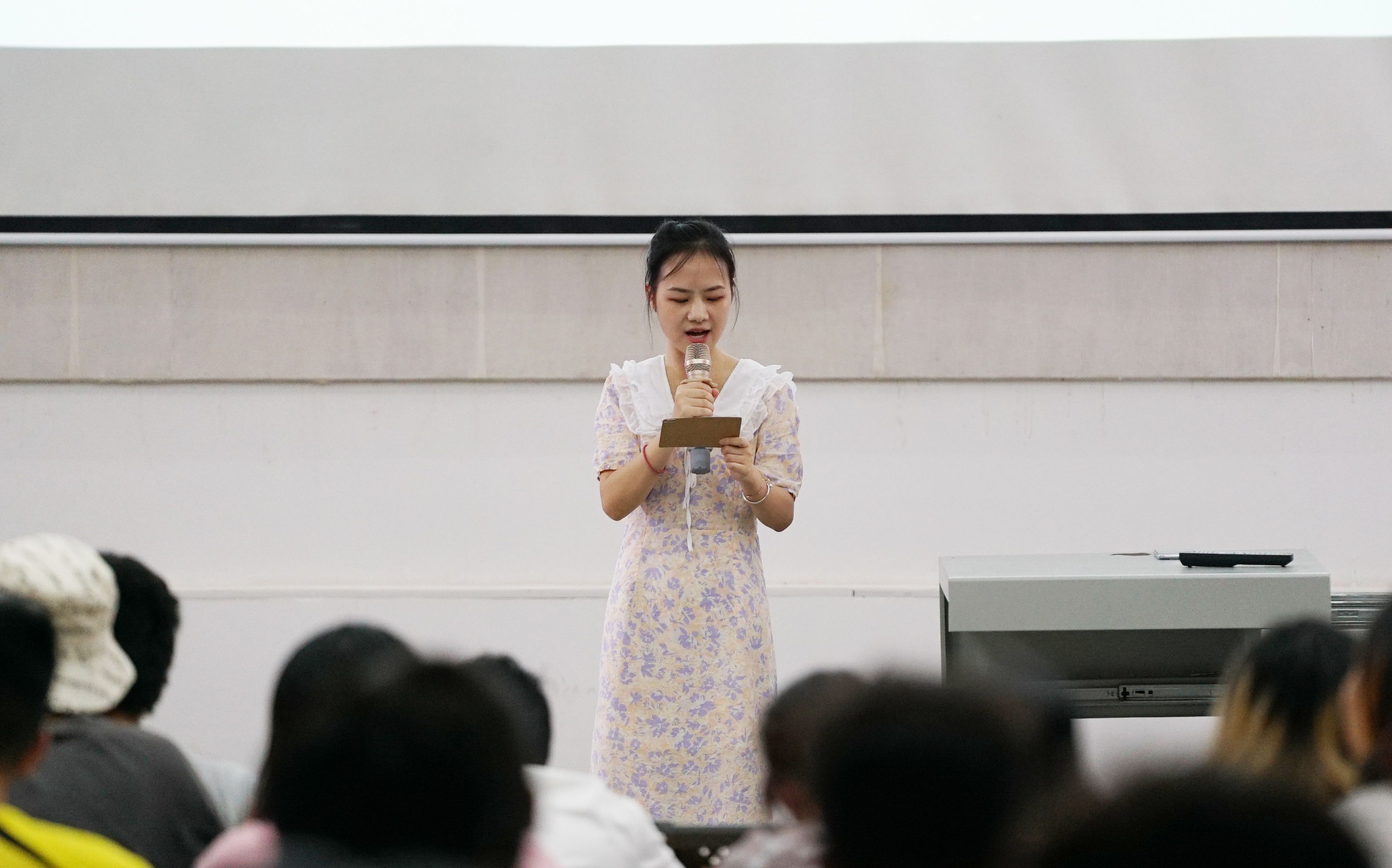 动画与传媒学院万雨昕主持1.jpg